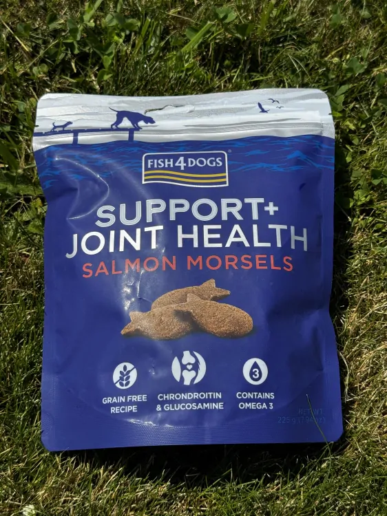 FISH4DOGS Pamlsky pro psy na podporu zdraví kloubů s lososovými kousky 225 g
