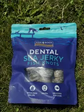 FISH4DOGS Dentální pamlsky pro psy mořská ryba - uzlíky 100 g