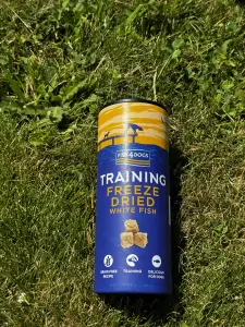 FISH4DOGS Tréninkové pamlsky pro psy mrazem sušená bílá ryba 25 g