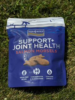 FISH4DOGS Pamlsky pro psy na podporu zdraví kloubů s lososovými kousky 225 g